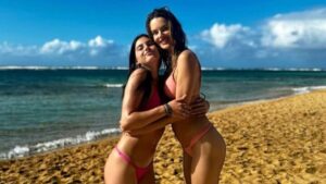 Alessandra Ambrosio publica foto ao lado da filha durante férias