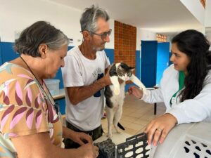 Atendimento veterinário ofertado nos bairros pela Prefeitura leva esperança para tutores que não têm condições de pagar por consulta