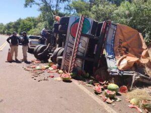Caminhão com 35 toneladas de melancia tomba na BR-163 em Coxim e carga é doada