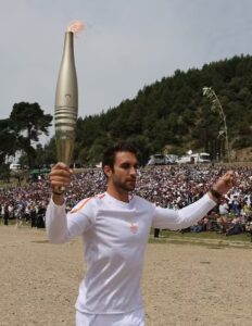 Chama olímpica de Paris é acesa na Grécia e abre revezamento da tocha