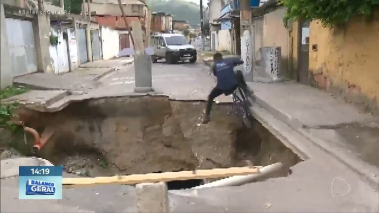 Ciclista cai em cratera ao vivo na Record e xinga prefeito; assista