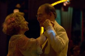 Cena do filme "Chega de Saudade" em que um casal de idosos dança.
