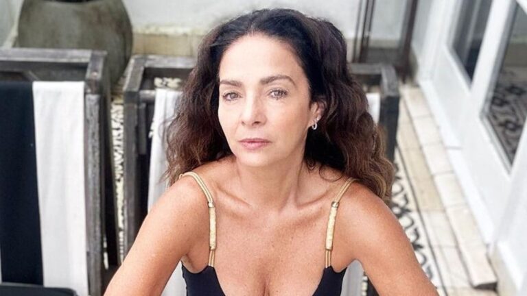 Claudia Ohana sensualiza em foto de topless e lingerie rendada