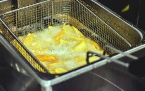 Cozinhar com óleo velho pode prejudicar seu cérebro