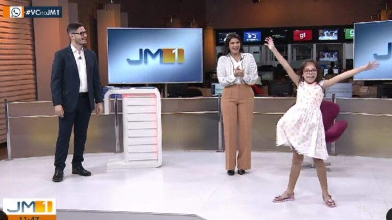 Criança 'invade' jornal e apresentadores surpreendem com improviso