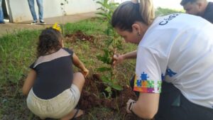 Crianças com TEA fazem plantio de árvores pelo Dia de Conscientização Sobre o Autismo