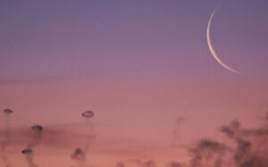 Destaque da NASA: anéis de fumaça e Lua são foto astronômica do dia