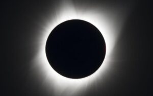 Eclipse solar total vai transformar o Sol em lente gravitacional