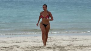 Esposa de Cristiano Ronaldo sensualiza de biquíni em praia; veja fotos