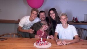 Fernanda Lima homenageia família e brinca com 'bolo improvisado'
