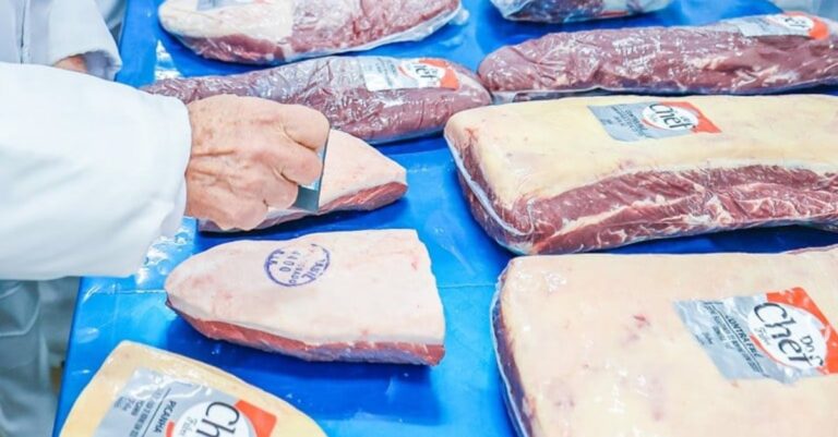 Frigorífico da JBS recém-habilitado para exportar para a China vai se tornar maior da América Latina