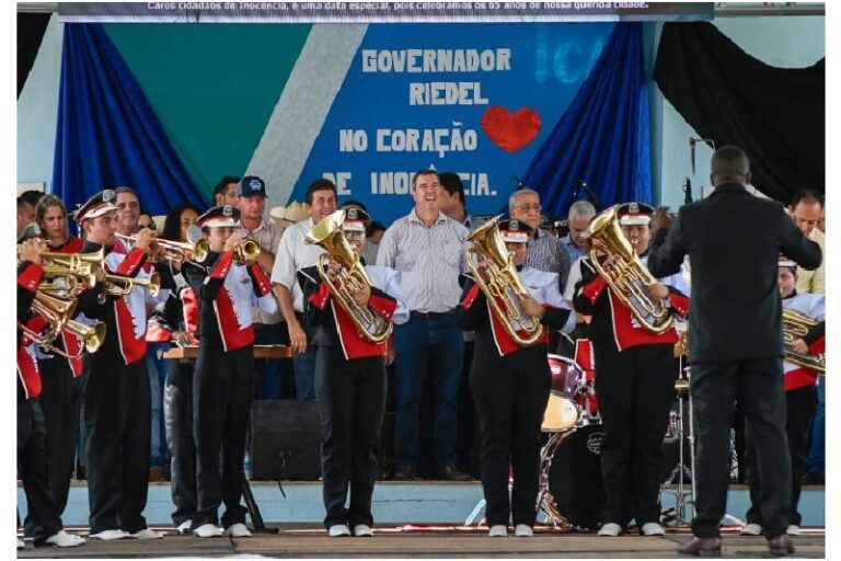 Governo entrega escola reformada, pavimentação e recursos para construção de aeródromo em MS