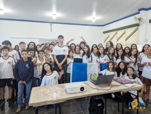 Intercambistas da Groelândia e Guatemala compartilham vivências com alunos da FEC em Coxim
