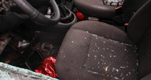 Jovem sofre atentado e tem carro alvejado na Ernesto Geisel
