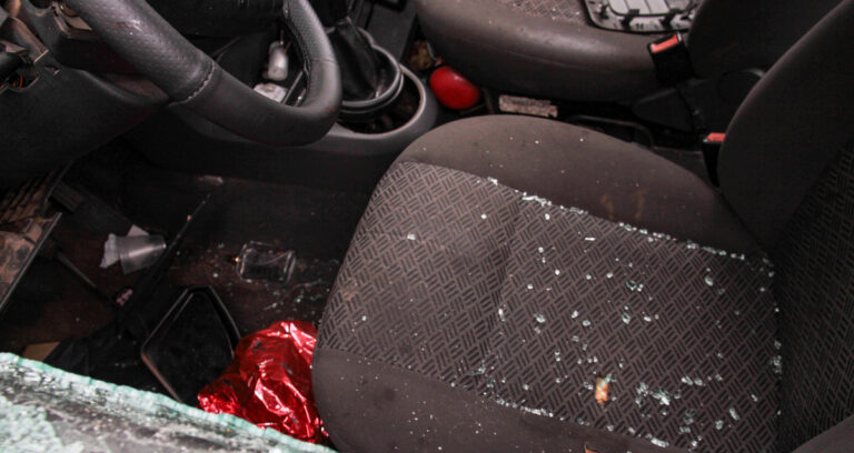 Jovem sofre atentado e tem carro alvejado na Ernesto Geisel