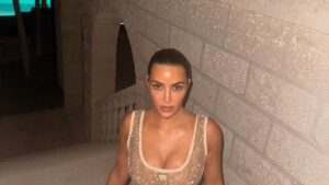 Kim Kardashian recebe críticas após 'ensaio' produzido pela filha