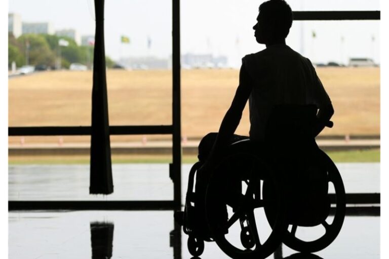 Lei garante a estudantes com deficiência vagas de estágio nos órgãos estaduais
