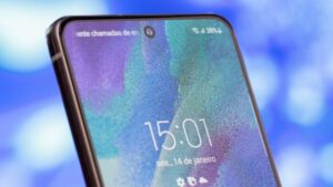 Linha verde na tela de celulares da Samsung incomoda usuários