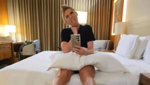 Lívia Andrade mostra parte do corpo em foto