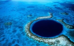 Maior buraco azul do mundo é mais fundo que se pensava e abriga túneis