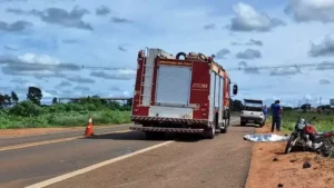 Motociclista morre ao ser atingido por picape em conversão proibida