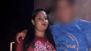 Mulher morre arrastada pelo carro do marido na frente dos filhos
