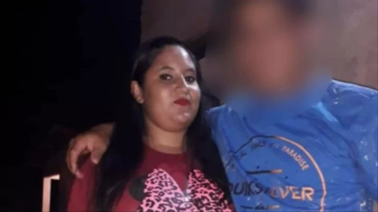 Mulher morre arrastada pelo carro do marido na frente dos filhos