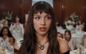 Olivia Rodrigo disponibiliza os bastidores do clipe 'Obsessed'