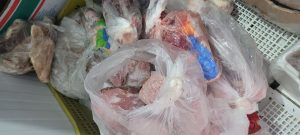 Policiais recolhem 430 kg de alimentos em desacordo com normas sanitárias
