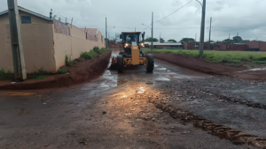 Prefeitura mobiliza equipes e trabalha até à noite para conter alagamentos no Portal Caiobá