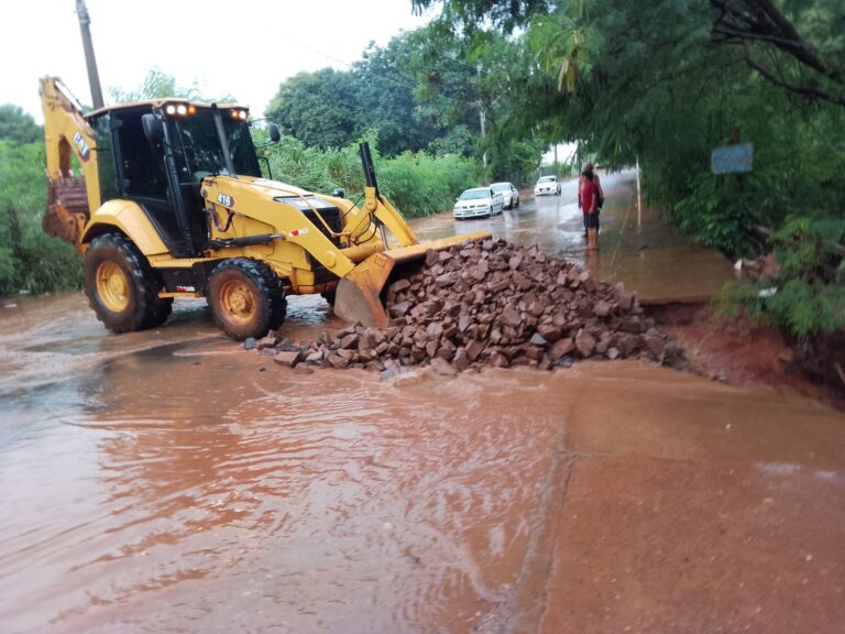 Prefeitura mobiliza equipes para solução emergencial de pontos críticos após chuva nesta terça-feira