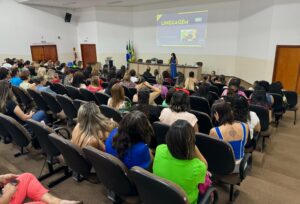 Profissionais do Centro Municipal de Educação Especial Inclusiva passam por formação continuada