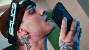 Sucesso no funk, Davi Kneip aposta no romantismo em "Sintoma de Dengo"