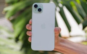 Teste de resistência | iPhone 15 Plus tem IP68 e pode molhar