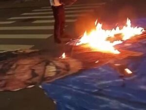 Torcedores do Cruzeiro queimam bandeirão que homenageia Ronaldo Fenômeno