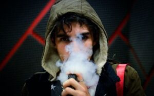 Urina de adolescentes que usam vape pode conter urânio e chumbo