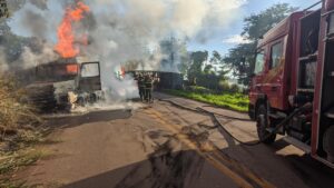 VÍDEO: carreta carregada com algodão se parte em duas e pega fogo em Mato Grosso