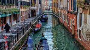 Veneza começa a cobrar taxa para combater turismo excessivo; entenda