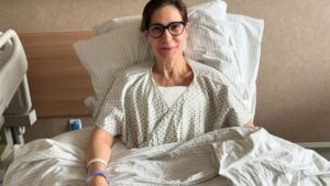Virgínia Cavendish tira silicone após ser vítima de erro médico