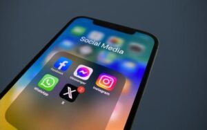 X/Twitter começa a exibir resumos de notícias feitos por IA