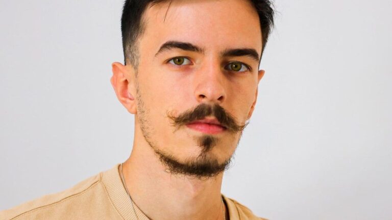 Youtuber faz sucesso ao apresentar desafios educativos