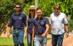 Zezé Di Camargo abre as "porteiras" e sedia evento agro em sua fazenda