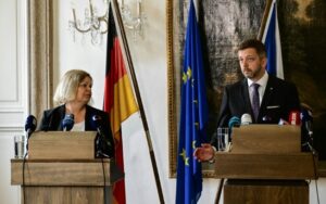 O ministro do Interior tcheco, Vit Rakusan (dir.), e sua contraparte alemã, Nancy Faeser, realizam uma coletiva de imprensa conjunta acusando a Rússia de ataques cibernéticos