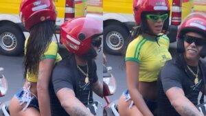 Anitta anda de moto com short super cavado em favela no Rio de Janeiro