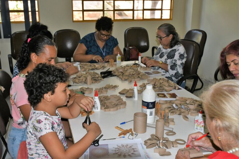 Artesanato tirou mãe da depressão e inspira filha a presentear professora