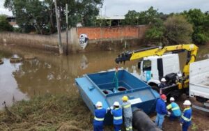 Bombas de sucção entram em ação em Porto Alegre