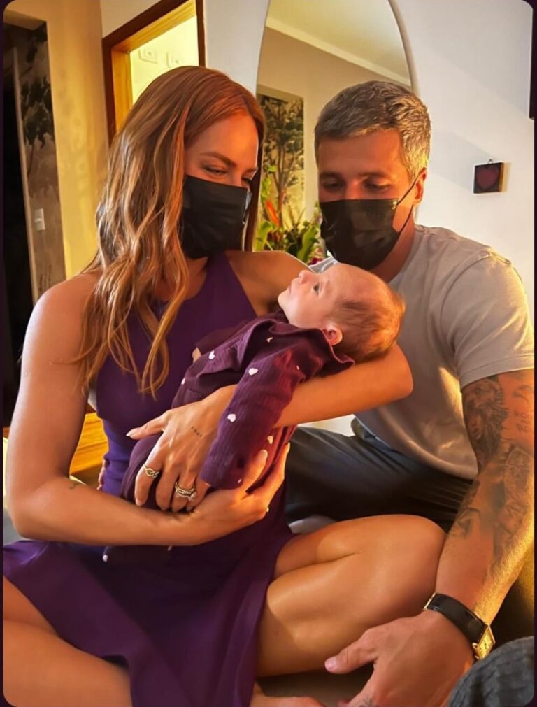 O casal usou máscaras por motivos de segurança ao segurar a pequena Pilar Reprodução/Instagram