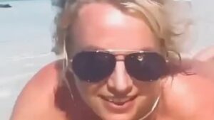 Cantora Britney Spears surge completamente nua na praia; vídeo