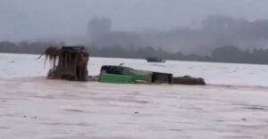 Chuvas no Rio Grande do Sul: Vídeo mostra colheitadeira sendo arrastada pela enxurrada e soja encharcada