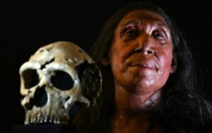O crânio e o rosto reconstruídos de uma mulher neandertal de 75.000 anos, fotografado na Universidade de Cambridge, leste da Inglaterra, em 25 de abril de 2024